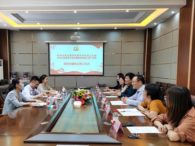 人们在桌子边描述已自动生成