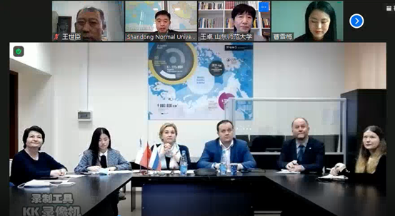 一群人坐在桌子前描述已自动生成