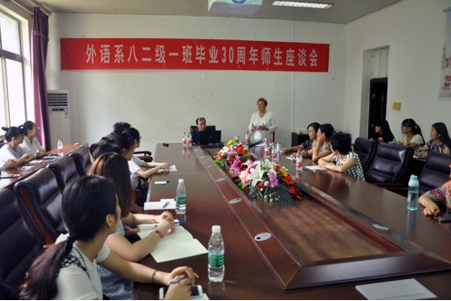 在互动环节,专家耐心细致地回答了师生们提出的问题。